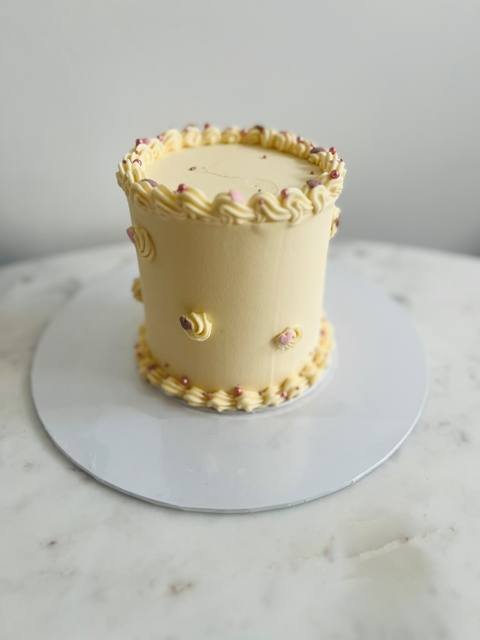 Vintage piped buttercream cake
